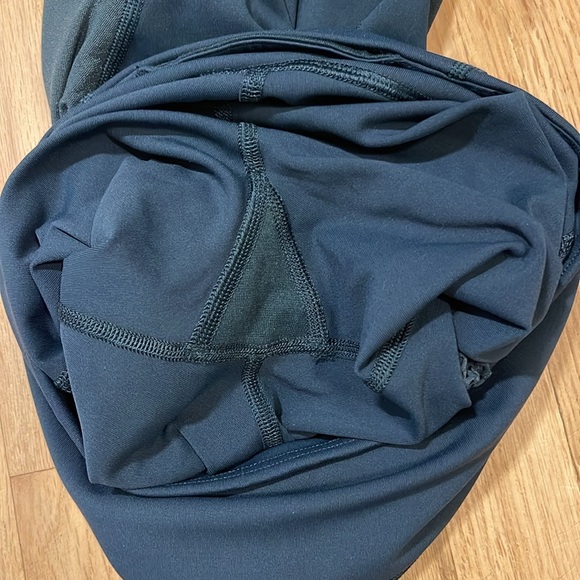 Navy Blue Cropped LuluLemon Women’s Leggings - Picture 8 of 8